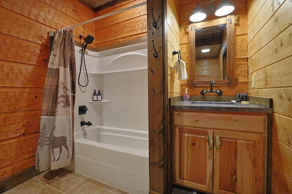 Rustic Modern Cabin With Hot Tub Near Rafting And Great Smokey Mountains Bryson City Exterior foto